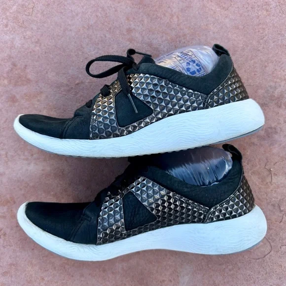 Clarks| Artisan Black Suede Tennis Shoes | Size 8 | Good pre-worn condition! - Picture 5 of 9